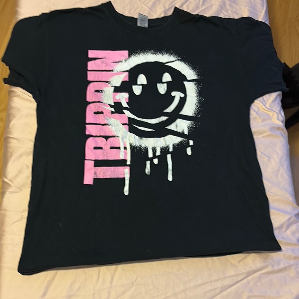 Gildan Black and Pink Urban Graphic Tee